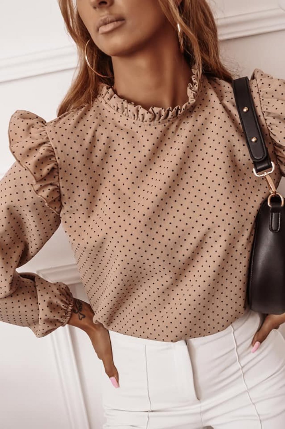 Blusa abotonada de lunares con volantes y manga larga