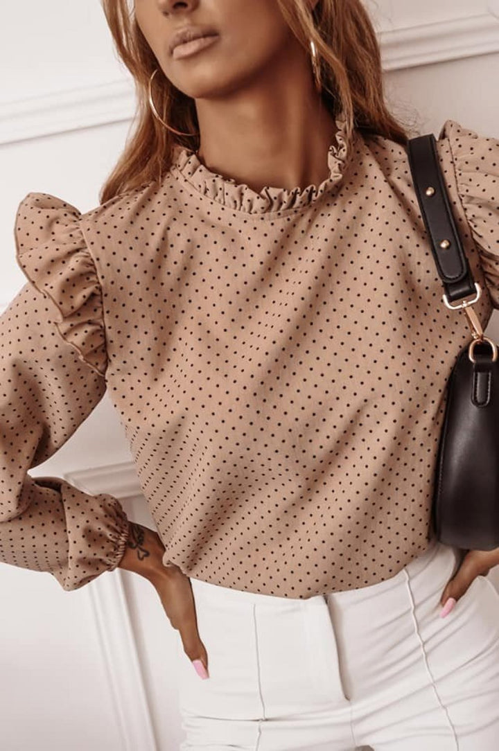 Blusa abotonada de lunares con volantes y manga larga