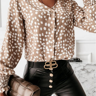 Blusa abotonada de lunares con volantes y manga larga