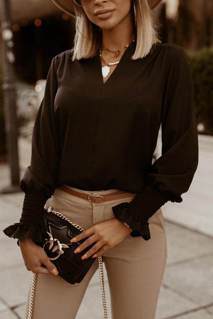 Blusa abotonada de lunares con volantes y manga larga